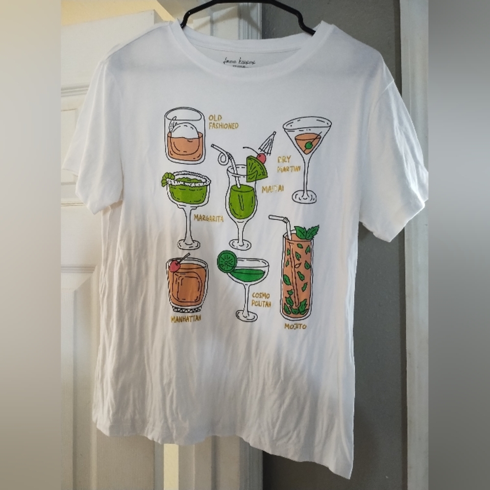 Free Kisses Short Sleeve Top With Cocktail Drinks Size Medium
